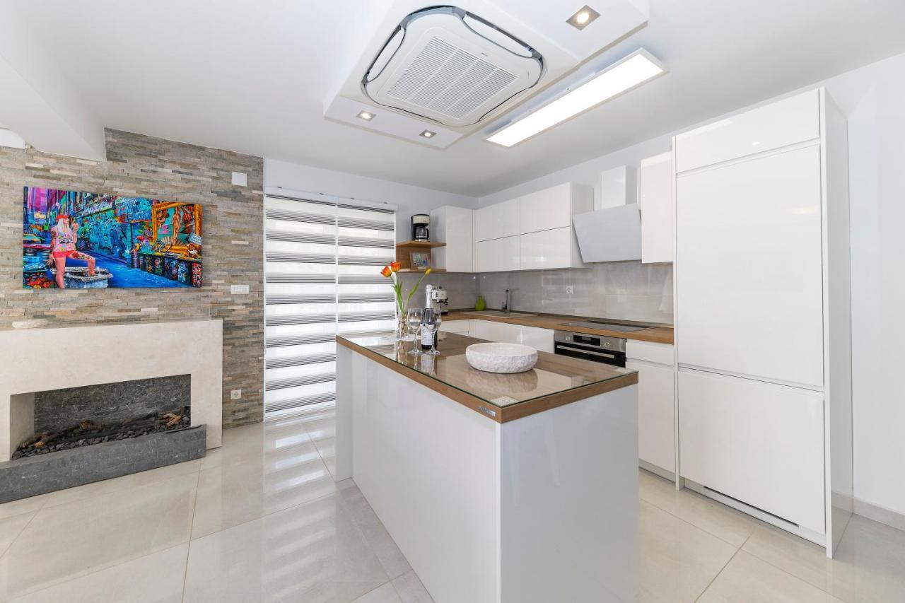 Joy 1 Apartment Новаля Екстериор снимка