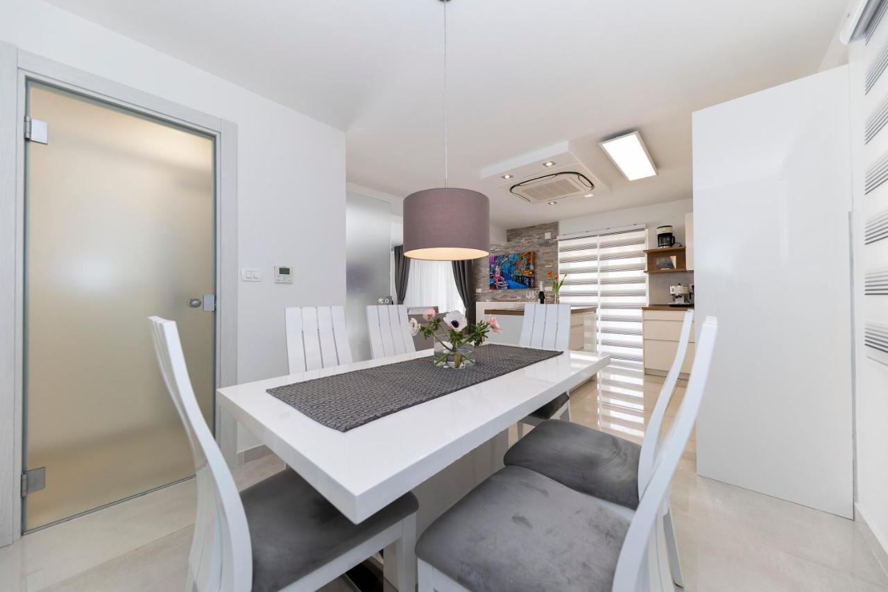 Joy 1 Apartment Новаля Екстериор снимка